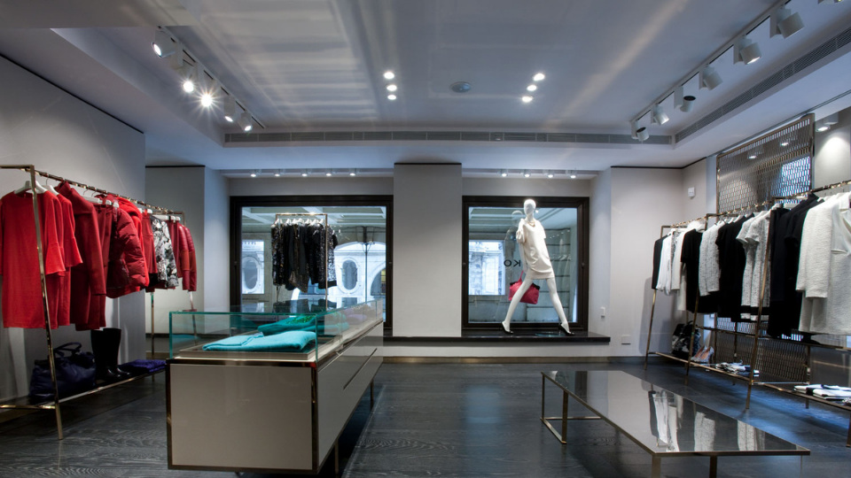 Eye-catching Lighting Spells Energy onto the clothes in a store!