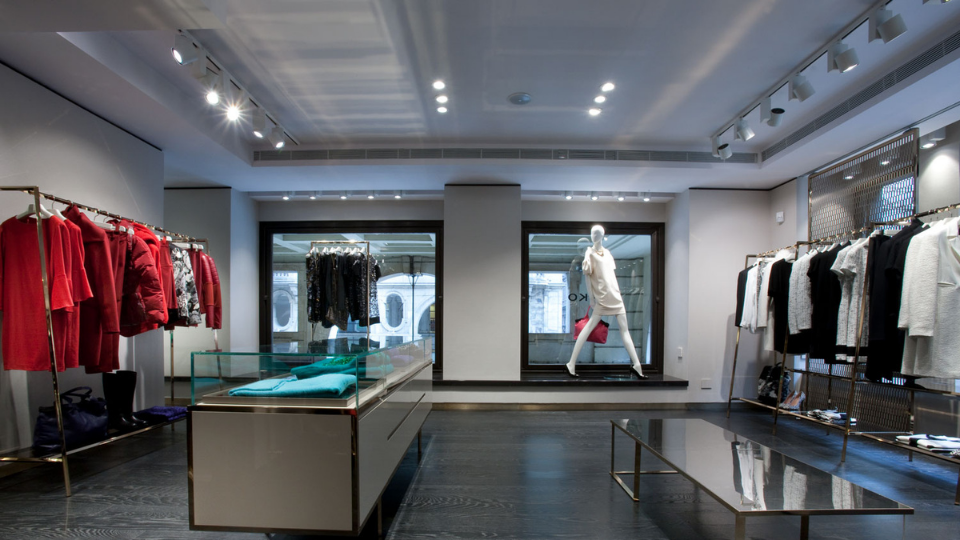 Eye-catching Lighting Spells Energy onto the clothes in a store!￼