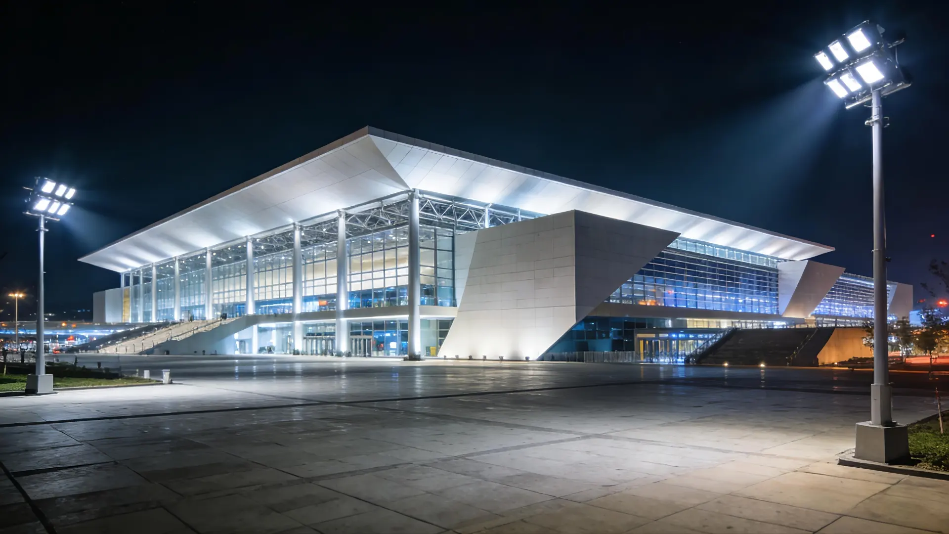 Iluminación LED con iluminación LED en la plaza exterior del centro de exposiciones por la noche