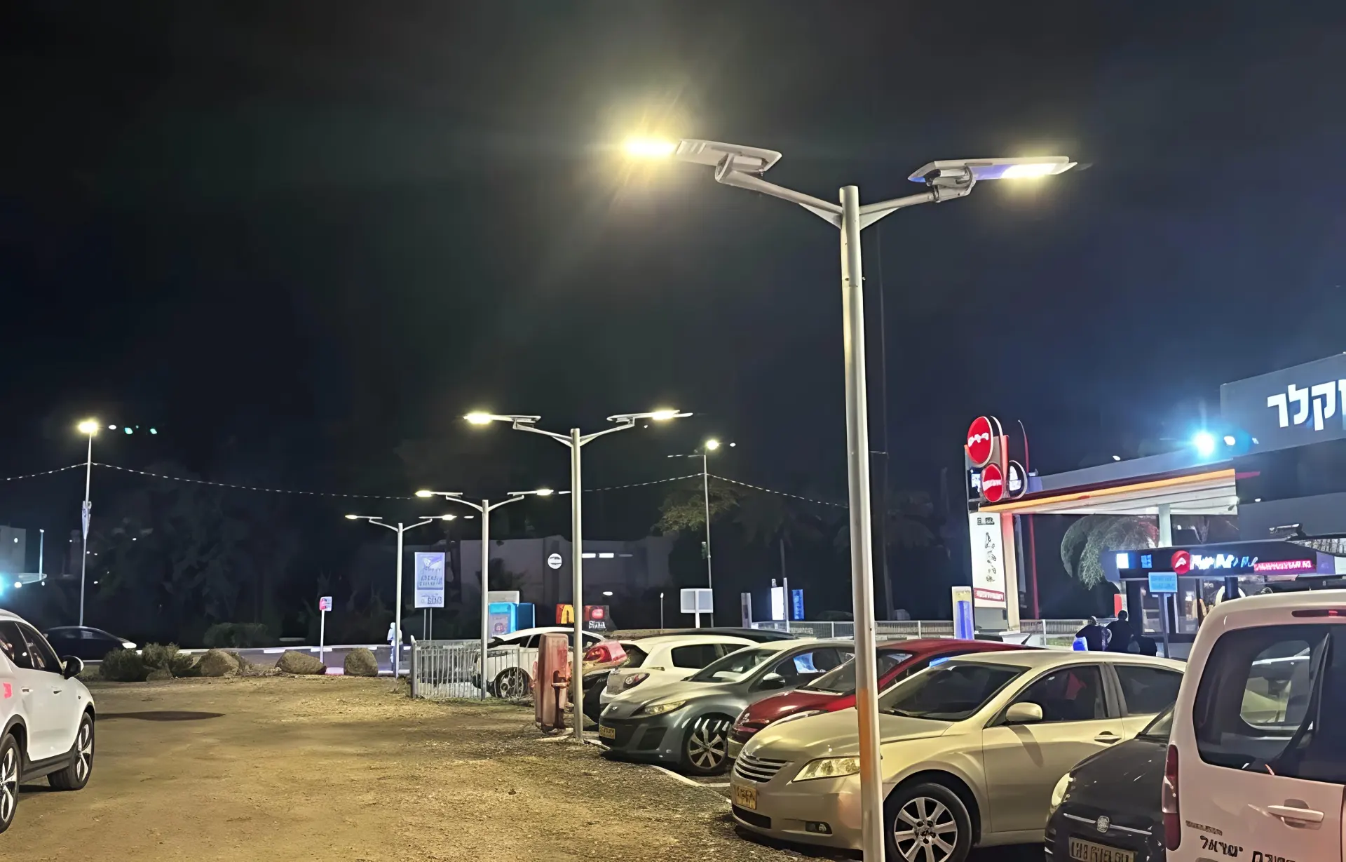 Farola solar todo en uno utilizada en la iluminación de aparcamientos comerciales con amplia cobertura y alto brillo