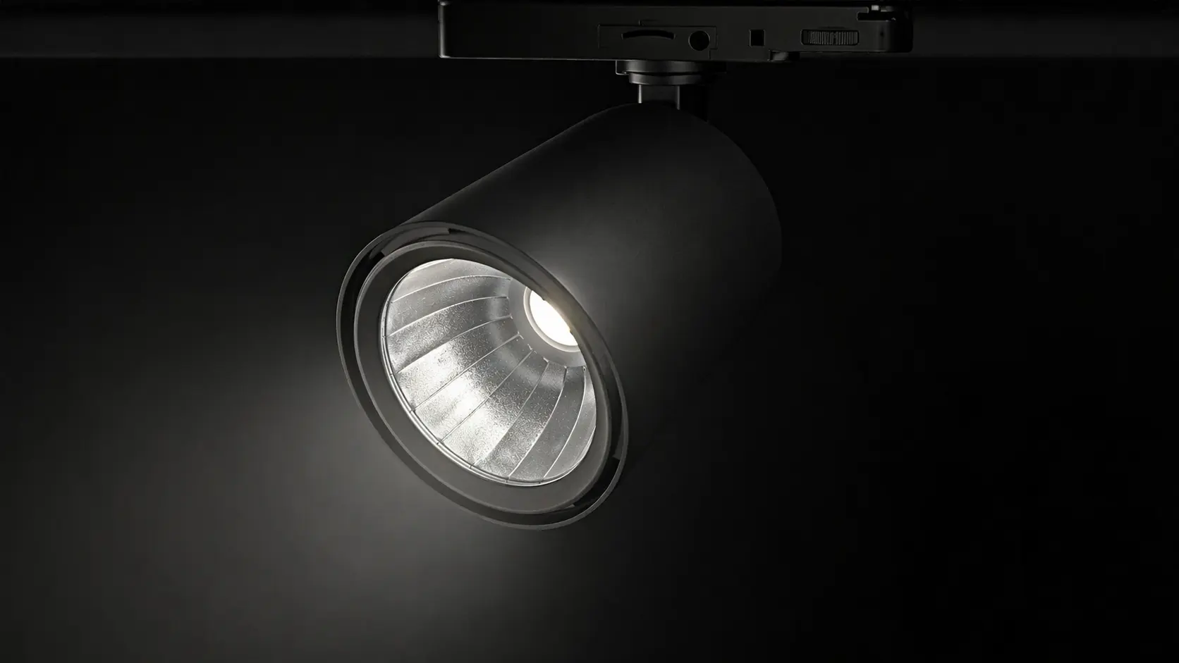 Foco LED ajustable de pista utilizado en el diseño de iluminación comercial