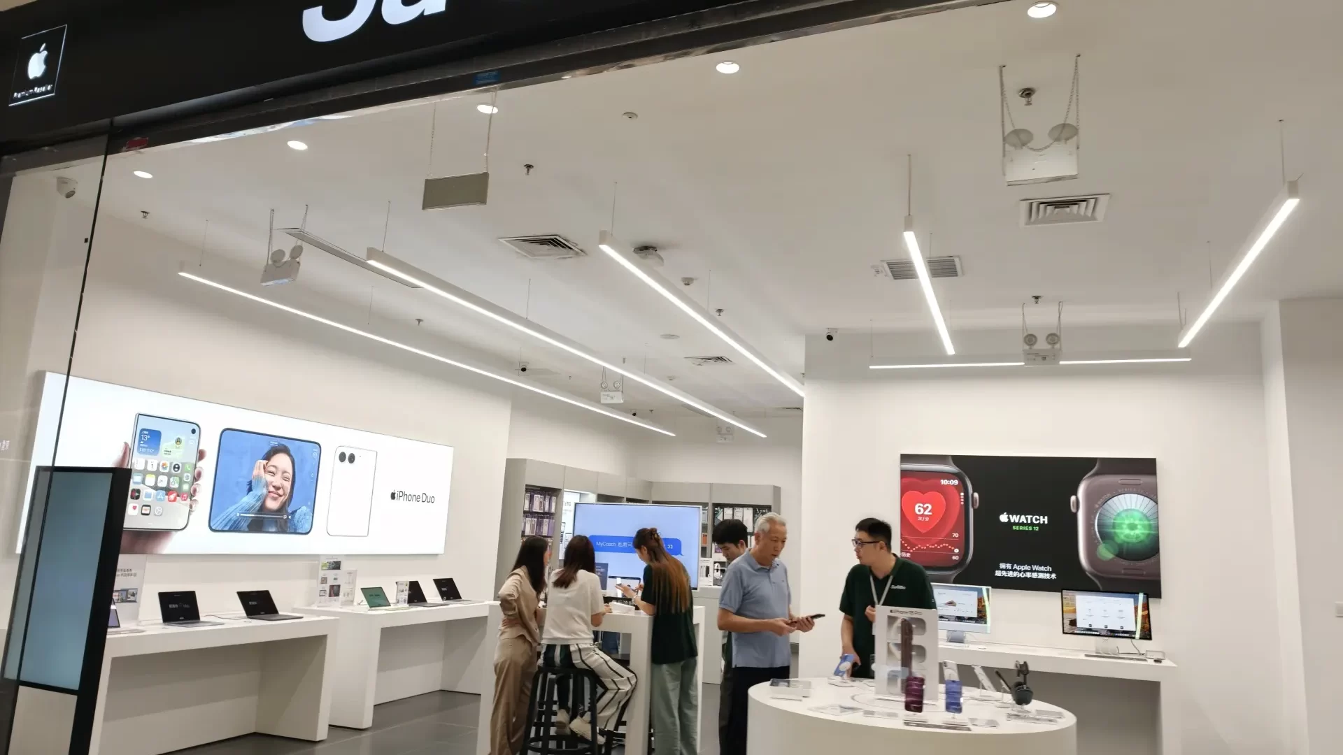 Suspended Continuous Linear Lighting is applied in Apple Store.